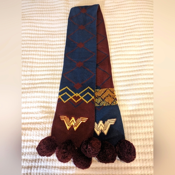 Wonder Woman Scarf - Picture 2 of 2
